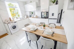 Een koelkast, een microgolfoven, een oven, een kookplaat
