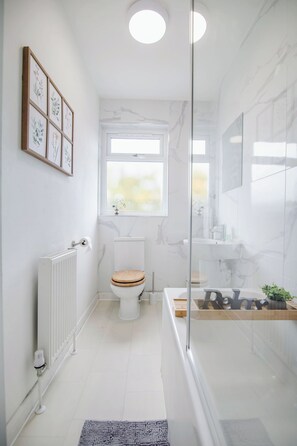 Haartrockner, Handtücher, Seife, Shampoo