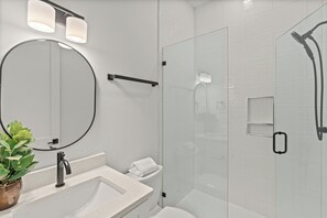 Dusche, Haartrockner, Handtücher