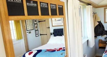 Luxury Shepherd Hut - The Fenton
