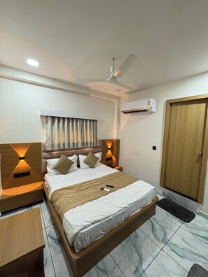 Deluxe Double Room, City View | In-room safe, desk, laptop workspace, free WiFi - Hotel CTM Lake (Ahmedabad)