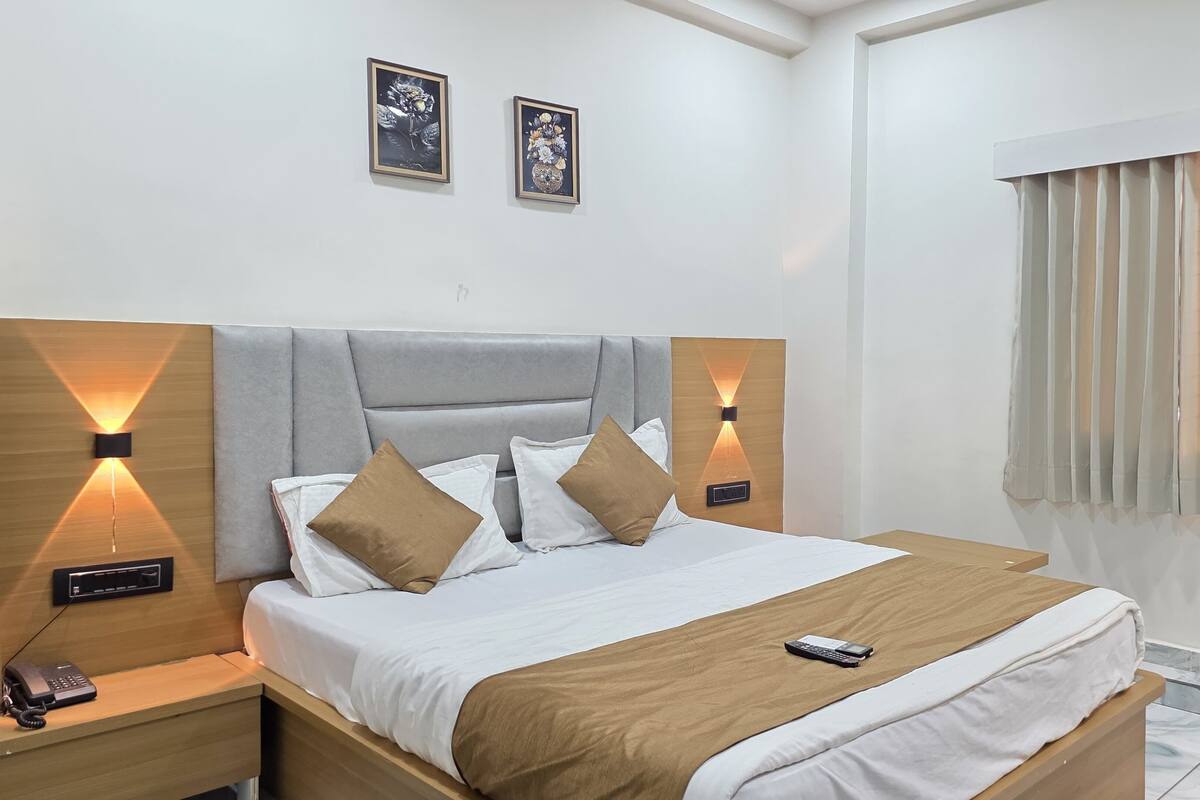 Deluxe Double Room, City View | Peti besi dalam bilik, meja, ruang kerja komputer riba, Wi-fi percuma 