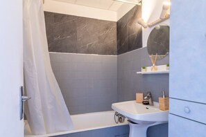 Shower - Apartment "Sea View" with Wi-Fi, Air Conditioning, and Stunning Views (Brando)