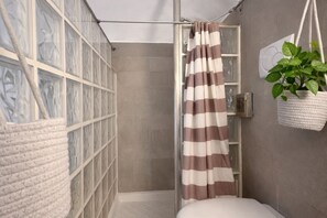 Dusche, Haartrockner, Bidet, Handtücher