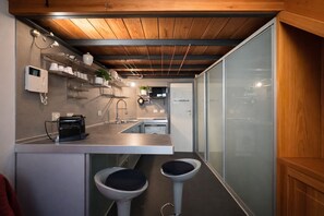 Kühlschrank, Mikrowelle, Herdplatte, Wasserkocher mit Kaffee-/Teezubehör