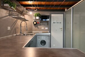 Kühlschrank, Mikrowelle, Herdplatte, Wasserkocher mit Kaffee-/Teezubehör