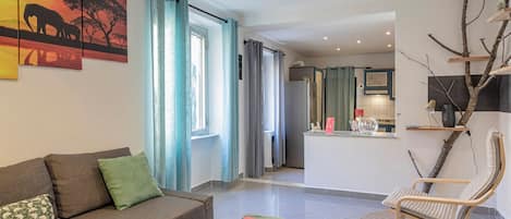 Apartment | Living area | 35-cm TV with digital channels