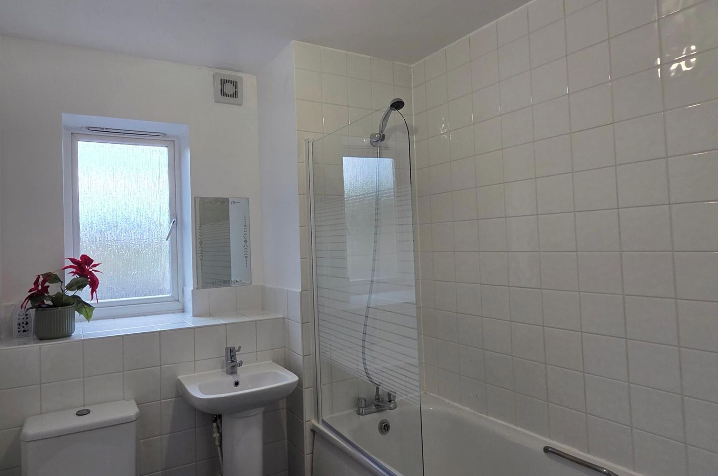 Combined shower/bathtub, deep-soaking bathtub