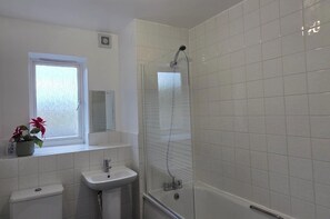 Combined shower/bathtub, deep-soaking bathtub - East London 2-bed Ap Sleeps 4 Near Hainault Forest (Romford)