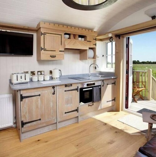 Luxury Shepherd Hut - The White Princess