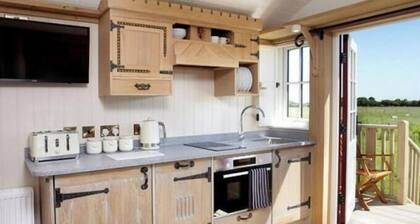 Luxury Shepherd Hut - The White Princess