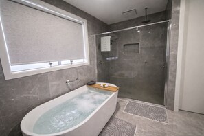 Hair dryer, towels, soap, toilet paper - Luxury Home | Spacious & Modern Living (Thornhill Park)