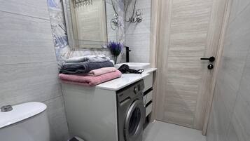 Dusche, Haartrockner, Handtücher, Seife