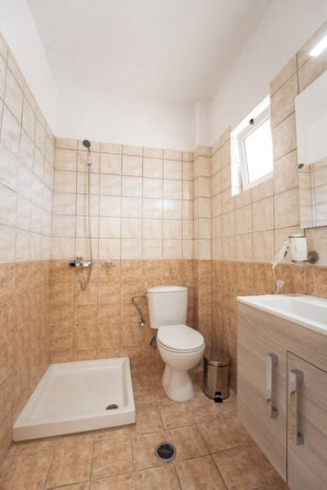 A bathroom with a shower, toilet, and sink. - Aggire Summer Suites (Zakynthos)