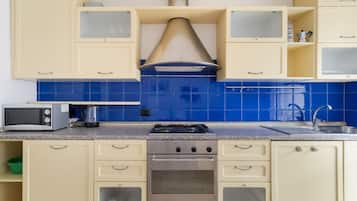 Kühlschrank, Mikrowelle, Geschirrspüler, Toaster
