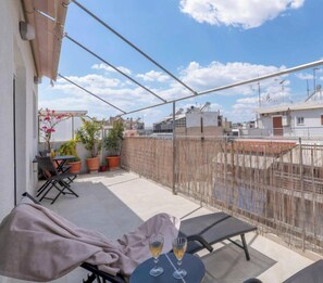 Outdoor dining - Kalypso Acropolis View Rooftop | 6 min to Metro (Athens)