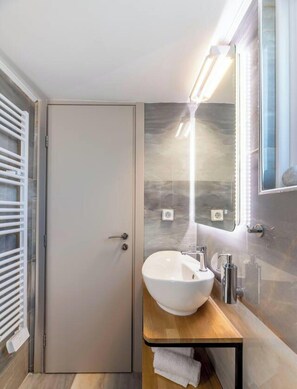 Hair dryer, soap, shampoo - Kalypso Acropolis View Rooftop | 6 min to Metro (Athens)