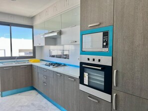 Private kitchen - Spacious 3-bedroom apartment in quaint Fès with AC (Fès)