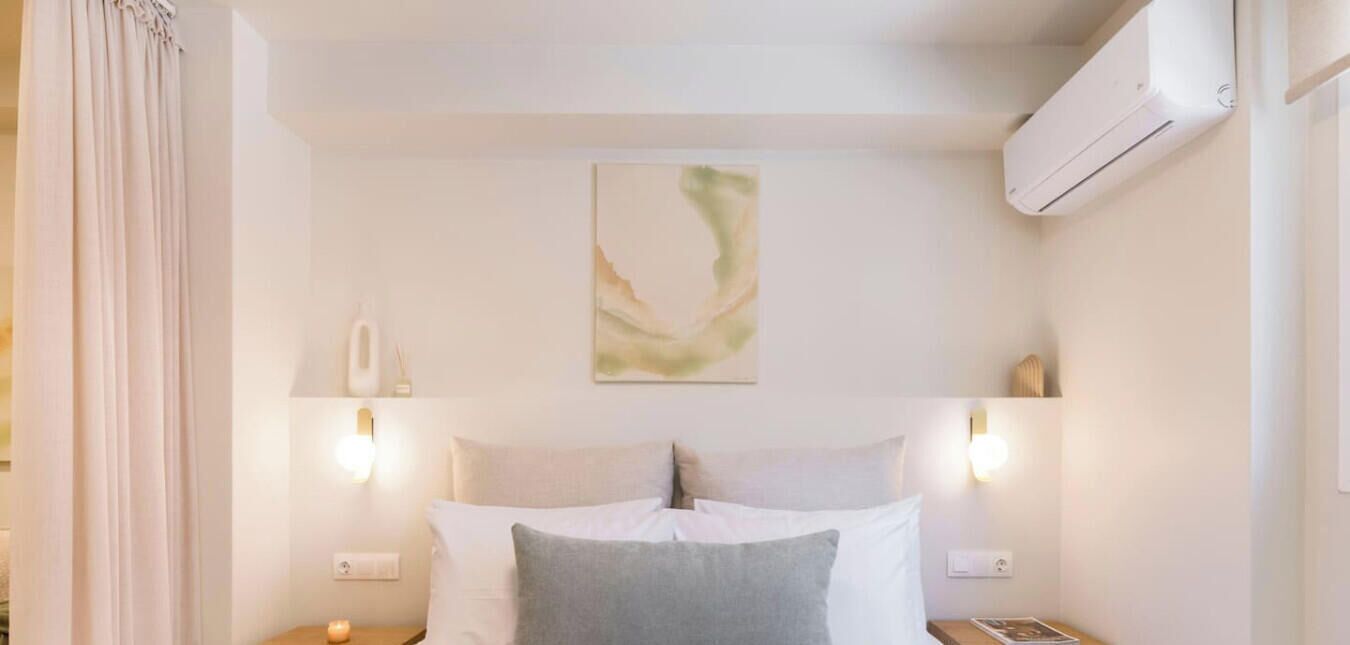 Escritorio, tabla de planchar con plancha, wifi y ropa de cama 