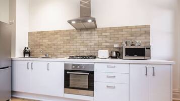 Een koelkast, een magnetron, een oven, een kookplaat