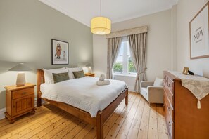 1 slaapkamer, een bureau, een strijkplank/strijkijzer, wifi