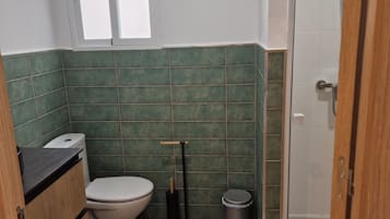 Douche, sĂšche-cheveux, serviettes fournies