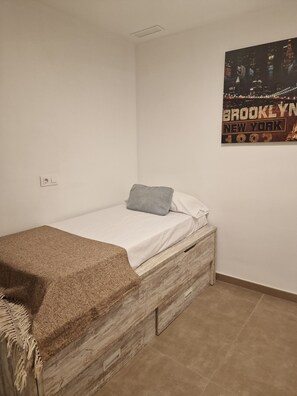3 habitaciones, tabla de planchar con plancha, wifi y ropa de cama 