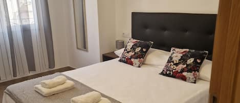 3 bedrooms, iron/ironing board, WiFi, bed sheets