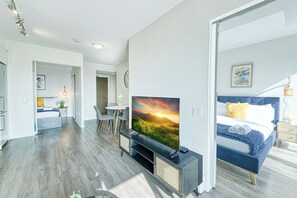 Room - Stylish Downtown Escape in Toronto w/ a 2BR Bright Space! (Toronto)