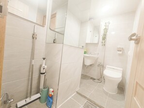Regadera, secadora de cabello, toallas, shampoo 