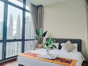 Apartemen Deluks, balkon, pemandangan kota | Brankas, meja kerja, ruang kerja ramah laptop, dan kedap suara