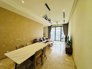 Apartamento luxo, sacada, vista para a cidade | Parte interna