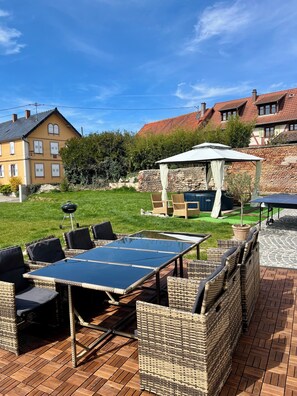 Outdoor dining - High Standing Contemporary House - 4 Bedrooms, Terrace & Green Space (Wingersheim les Quatre Bans)