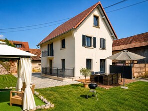 Outdoor dining - High Standing Contemporary House - 4 Bedrooms, Terrace & Green Space (Wingersheim les Quatre Bans)