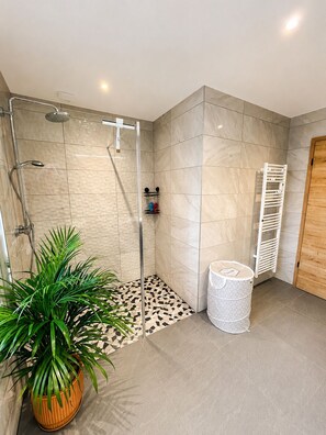 Dusche, Haartrockner, Seife, Shampoo