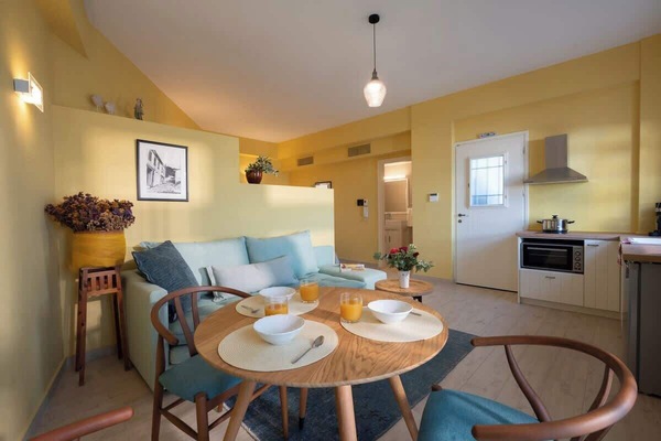 Cozy open-plan dining area with fully equipped kitchenette