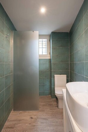 Shower, hair dryer, shampoo - Sirocco Maisonette, Kyparissia Old Town Collection (Kiparissia)