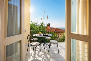 Outdoor dining - Sirocco Maisonette, Kyparissia Old Town Collection (Kiparissia)