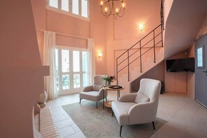 TV, fireplace - Sirocco Maisonette, Kyparissia Old Town Collection (Kiparissia)