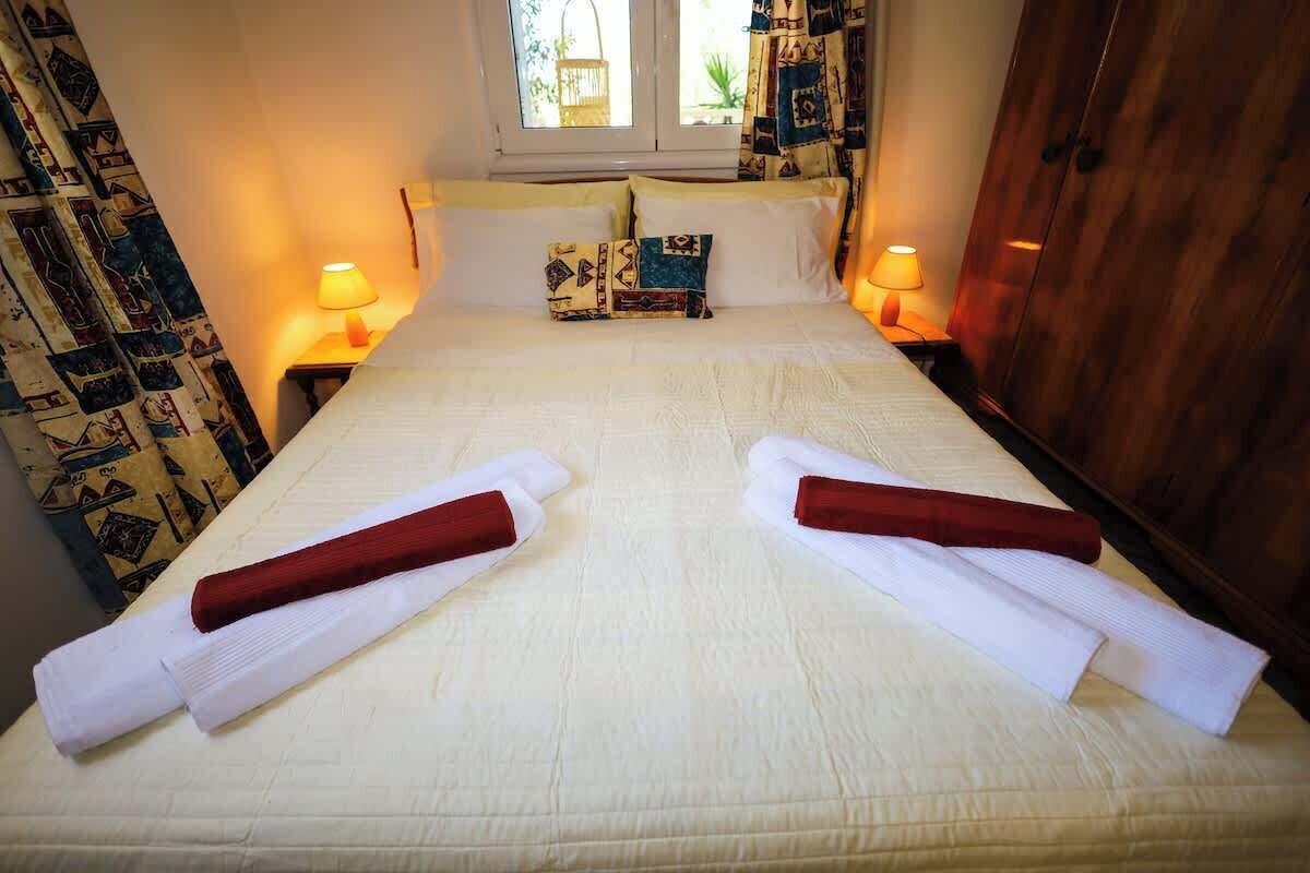 2 bedrooms, iron/ironing board, WiFi, bed sheets