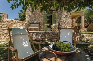 Terrace/patio - Kyparissia Old Town Lodge with Amazing SeaViews (Kiparissia)