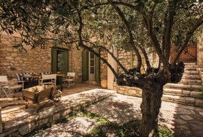 Outdoor dining - Kyparissia Old Town Lodge with Amazing SeaViews (Kiparissia)