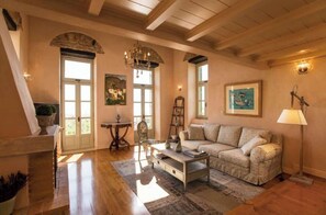 TV, fireplace - Kyparissia Old Town Lodge with Amazing SeaViews (Kiparissia)