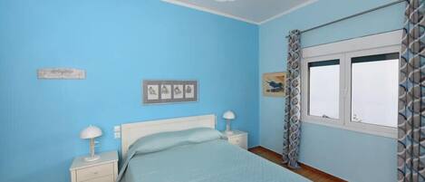 2 bedrooms, iron/ironing board, WiFi