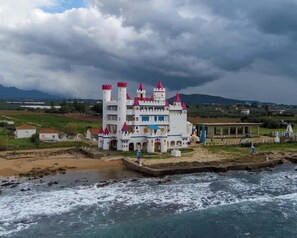 A castle-like building with multiple towers, situated by a body of water. - Blue Cozy Home in Kyparissia, Fully Equipped Nest (Kiparissia)