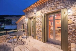 Outdoor dining - Kyparissia Aries Stone Maisonette, Panoramic Views (Kiparissia)