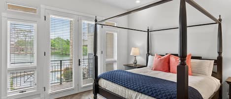 5 bedrooms, desk, iron/ironing board, travel crib