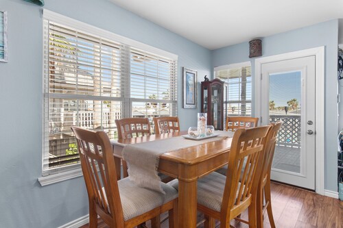  Welcome to Cocktails & Dreams! A Serene Waterfront Retreat w/ Direct Bay Access