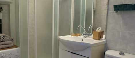 SĂšche-cheveux, serviettes fournies, savon, papier toilette
