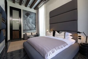 Villa Deluxe, 3 camere da letto, vista piscina | Una cassaforte in camera, una scrivania, postazione laptop